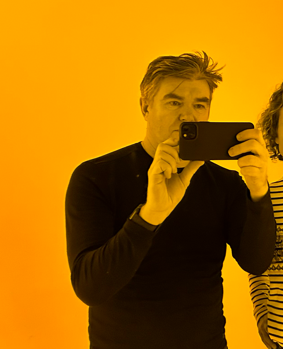 Klaas Krüger taking photo yellow artistic environment