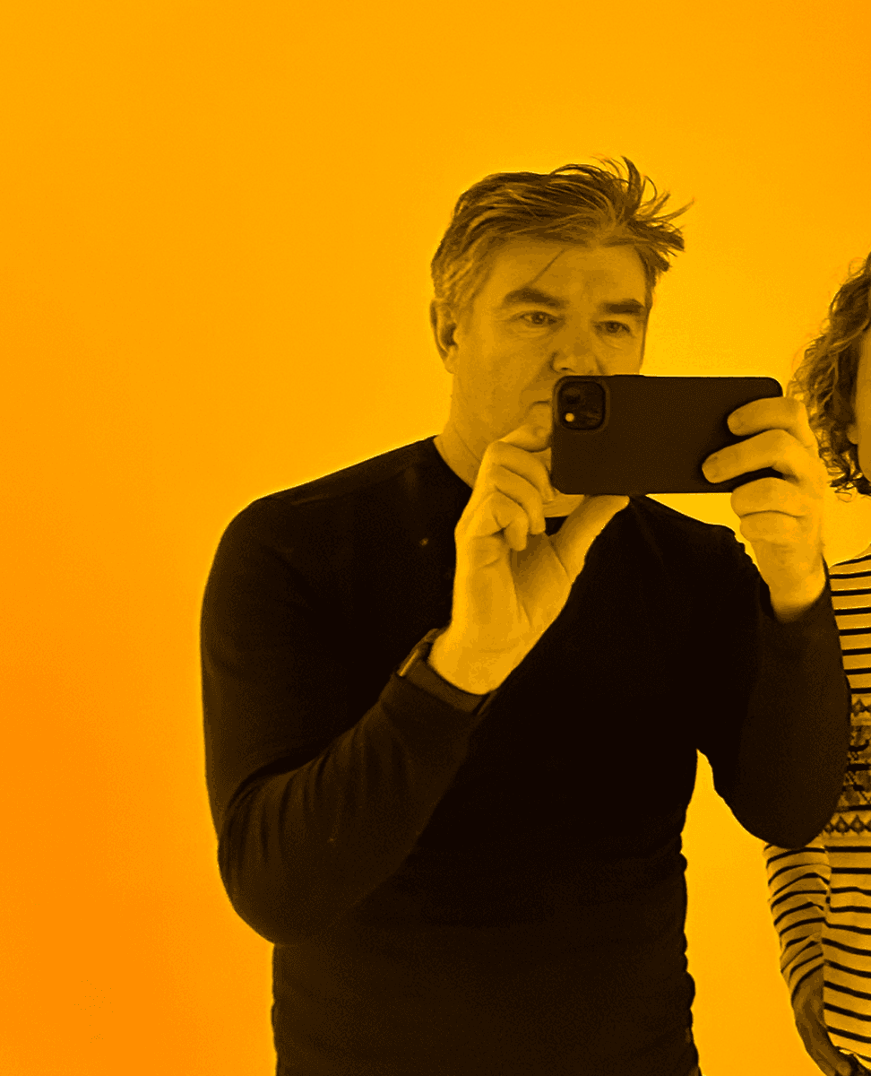 Klaas Krüger taking photo yellow artistic environment